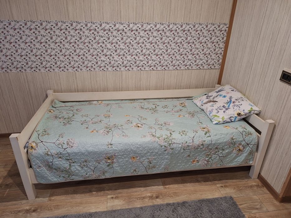 Продам кровать деревянная с матрасом