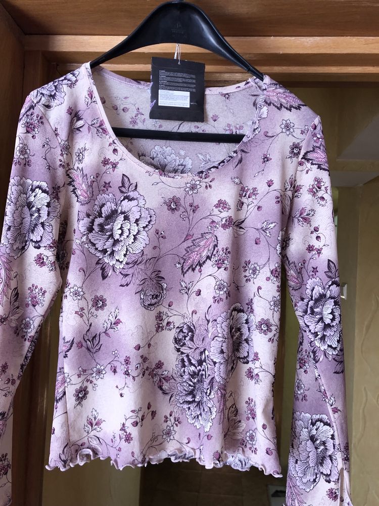 Bluzița fina pe fond roz-mov cu floricele