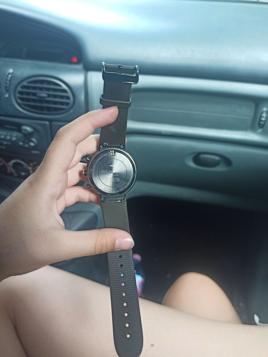 Часовницк с тъч скрийн -asus zen watch 3