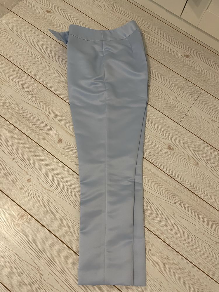 Costum dama, din tafta cu pantaloni tip pană- nou.
