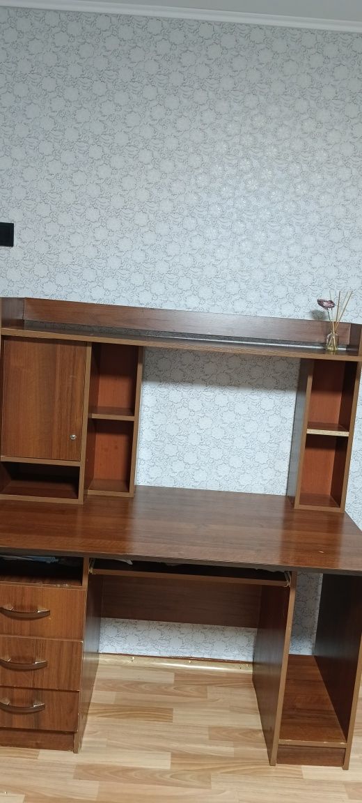 Продам компьютерный стол