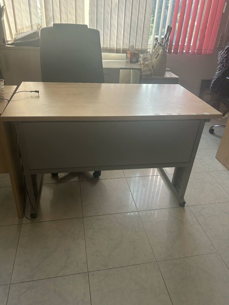 Седем броя бюра 120/65 см.