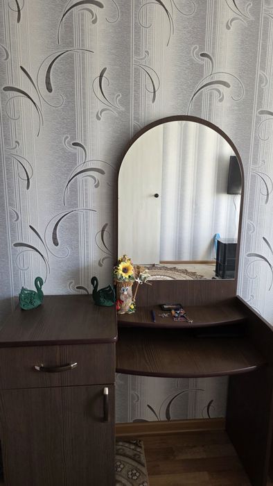 Продам тумбу с зеркалом