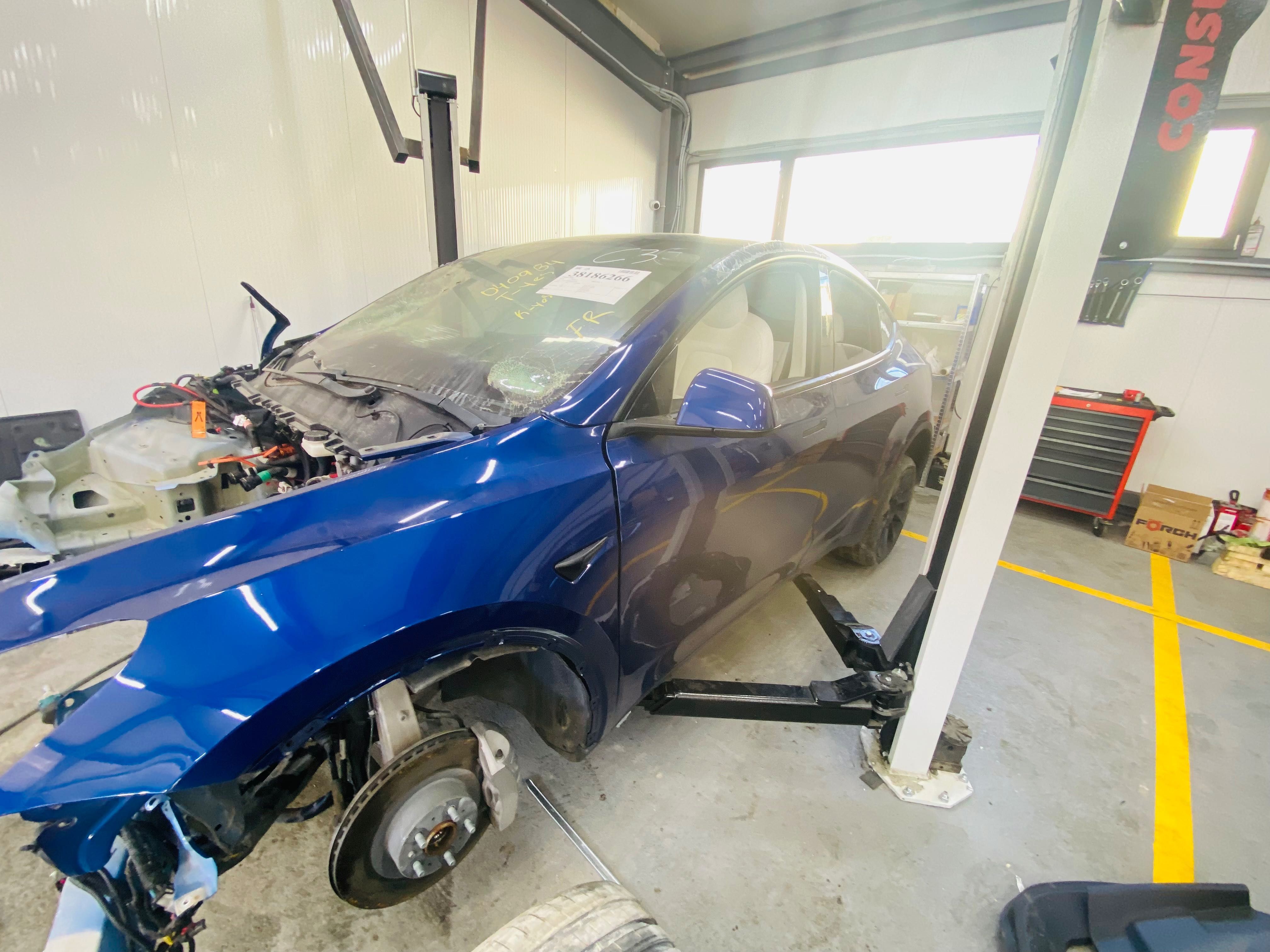 Tesla model Y продавам на части 2020