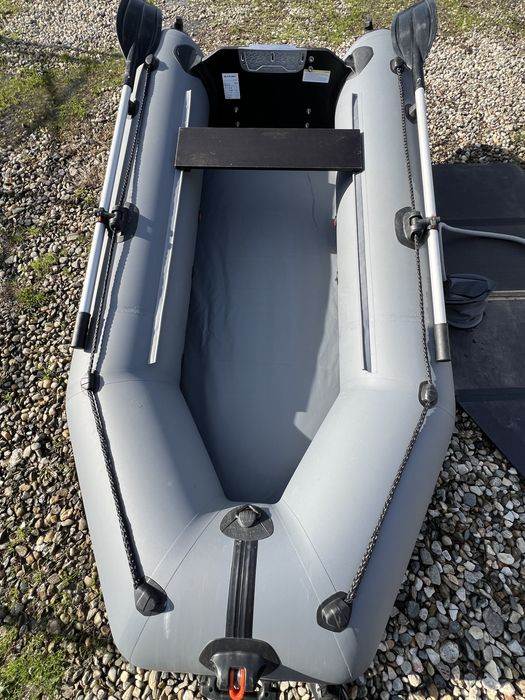 Vând barcă gonflabilă Kolibri KM 280 D cu podină full tego.