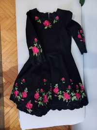 Черна рокля с цветя