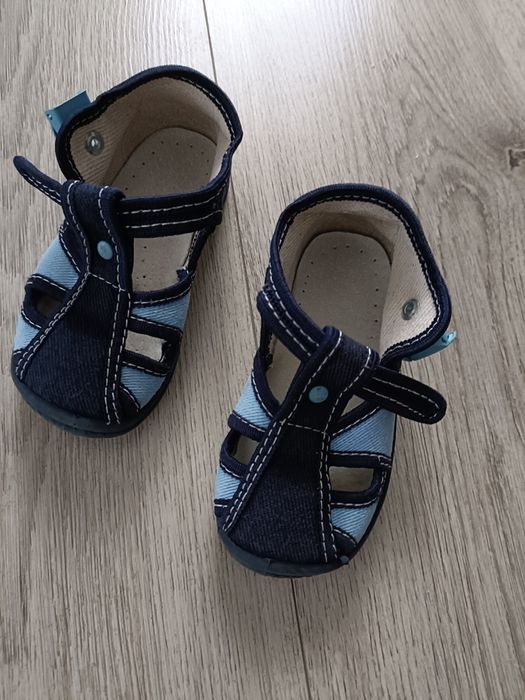 Sandale bebe mărimea 22