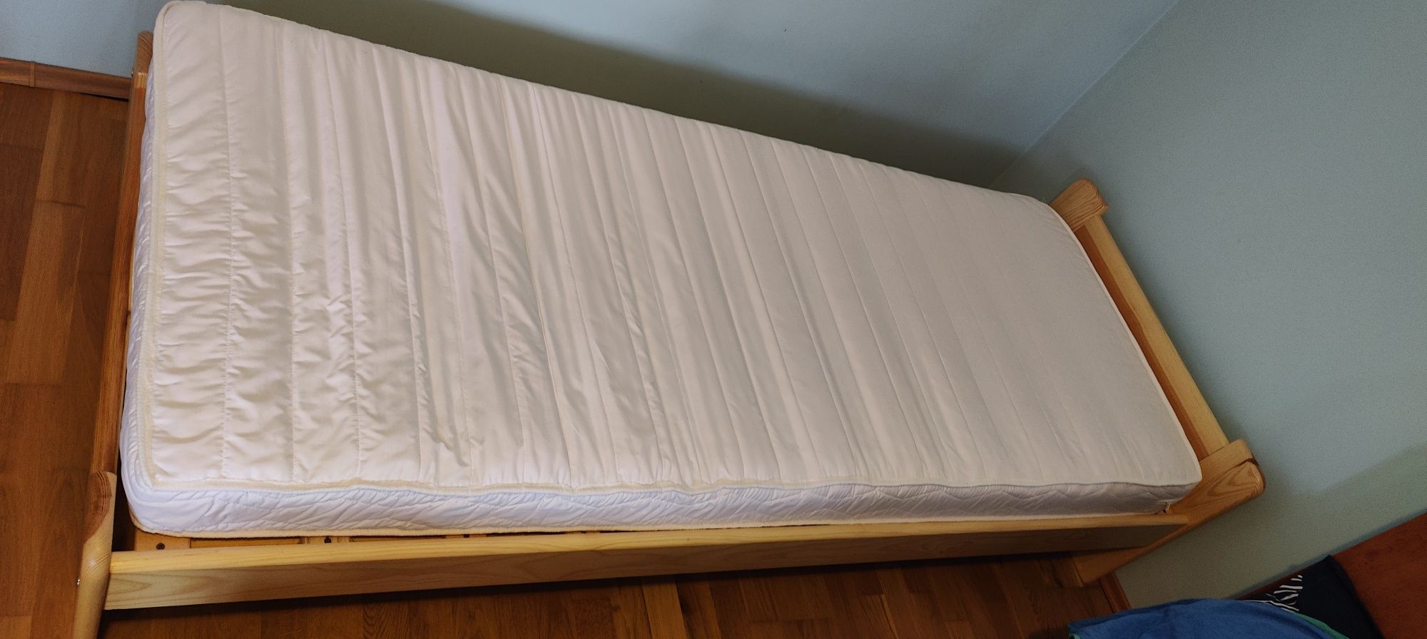 Vand pat de 1 persoană 90x200 cu somieră și saltea inclusă nou