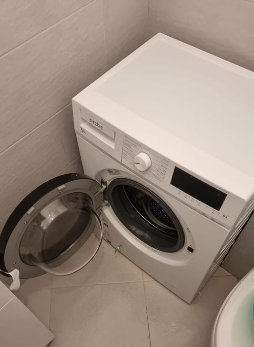 Vând mașina de spălat rufe cu uscător Arctic