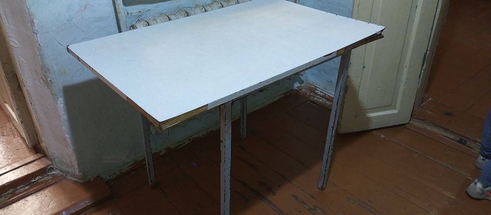 Стол бывший в употреблении
