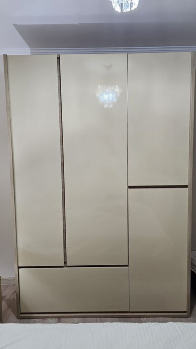 Vand dulap de dormitor+ doua noptiere