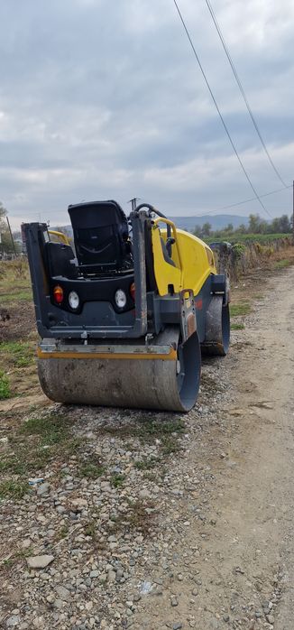 Inchiriez  cilindru compactor