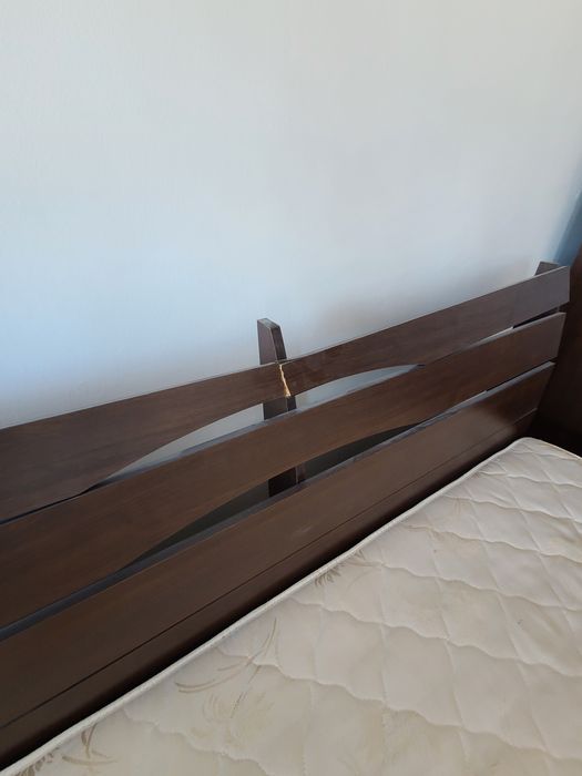 Налични са безплатно легло и матрак.