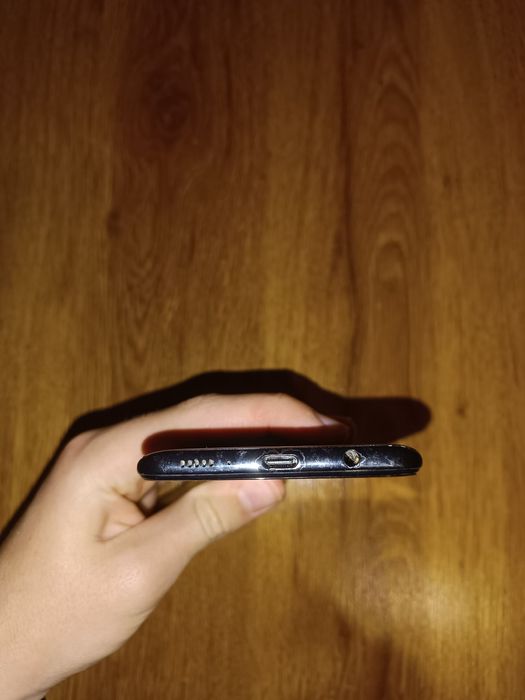 Продавам запазен Самсунг А30