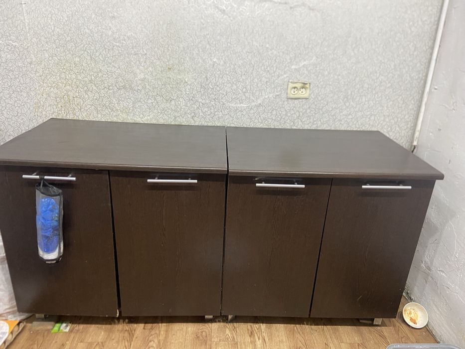 Гарнитур кухня хорошом состоения все работает кран все работает