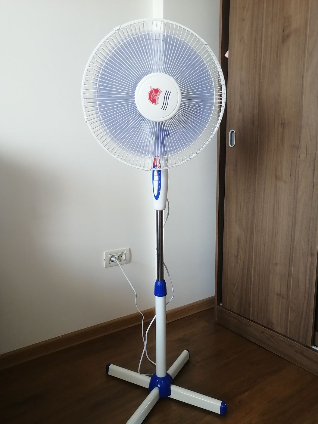 Ventilator de camera cu 3 trepte rotativ