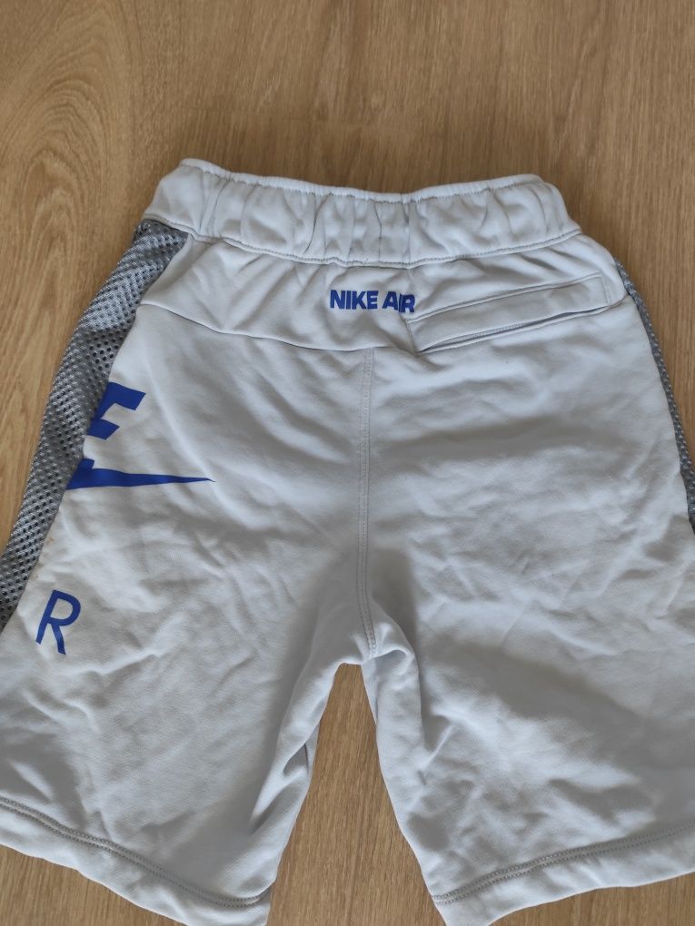 Къси гащи nike!!