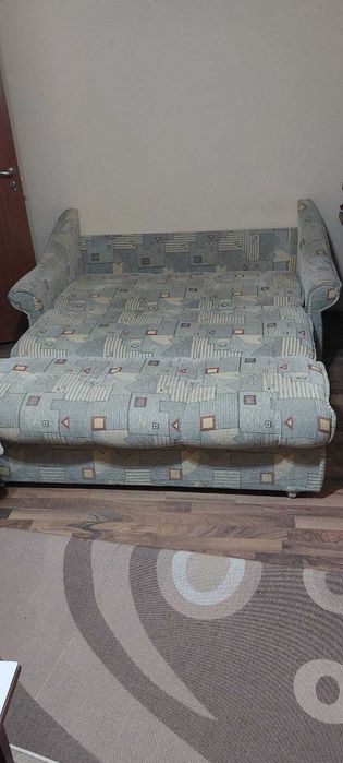 Canapea extensibila, cu cadru metalic,