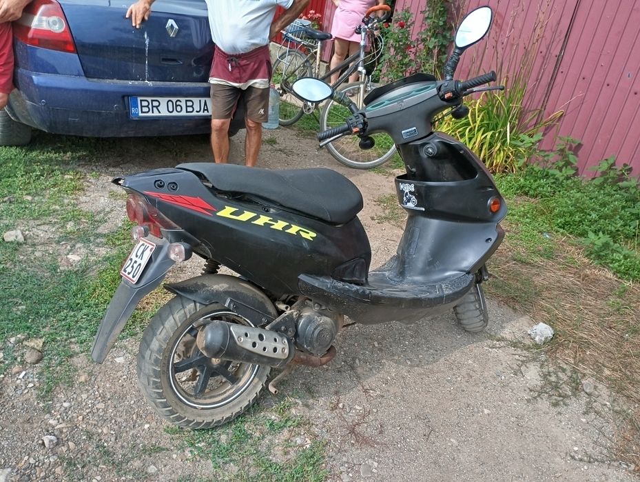 Vând scuter pgo motor 50 accte ok merge perfect ai ara și bine