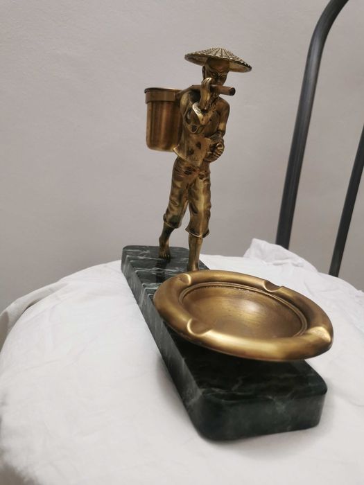 Statueta Barbat Asiatic din bronz cu baza din marmura