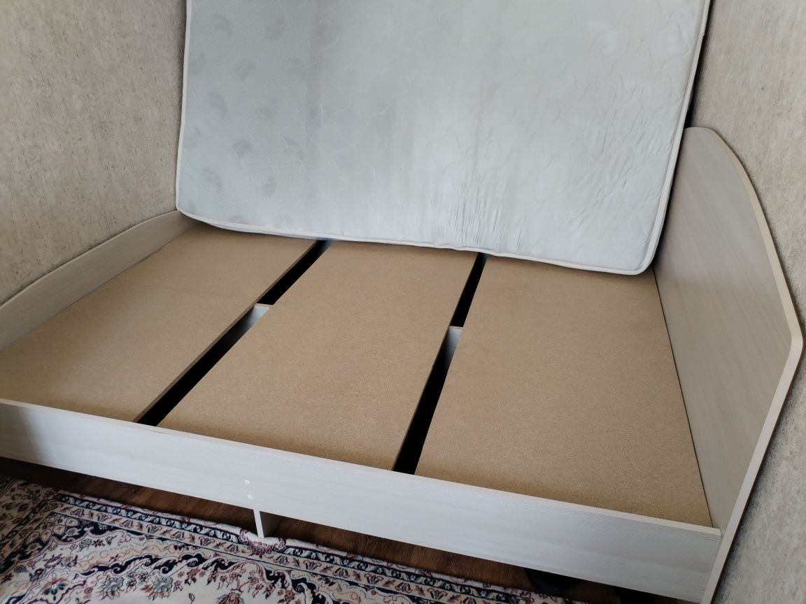 Продам двуспальную кровать