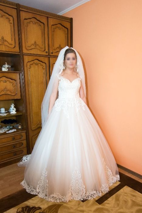 Vand Rochita de mireasa tip printesa