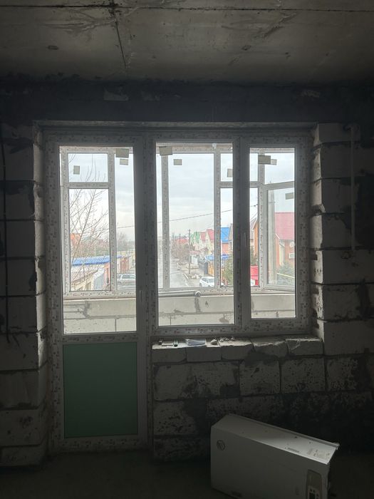 Пластиковые дверь и окно от балкона, г.Уральск