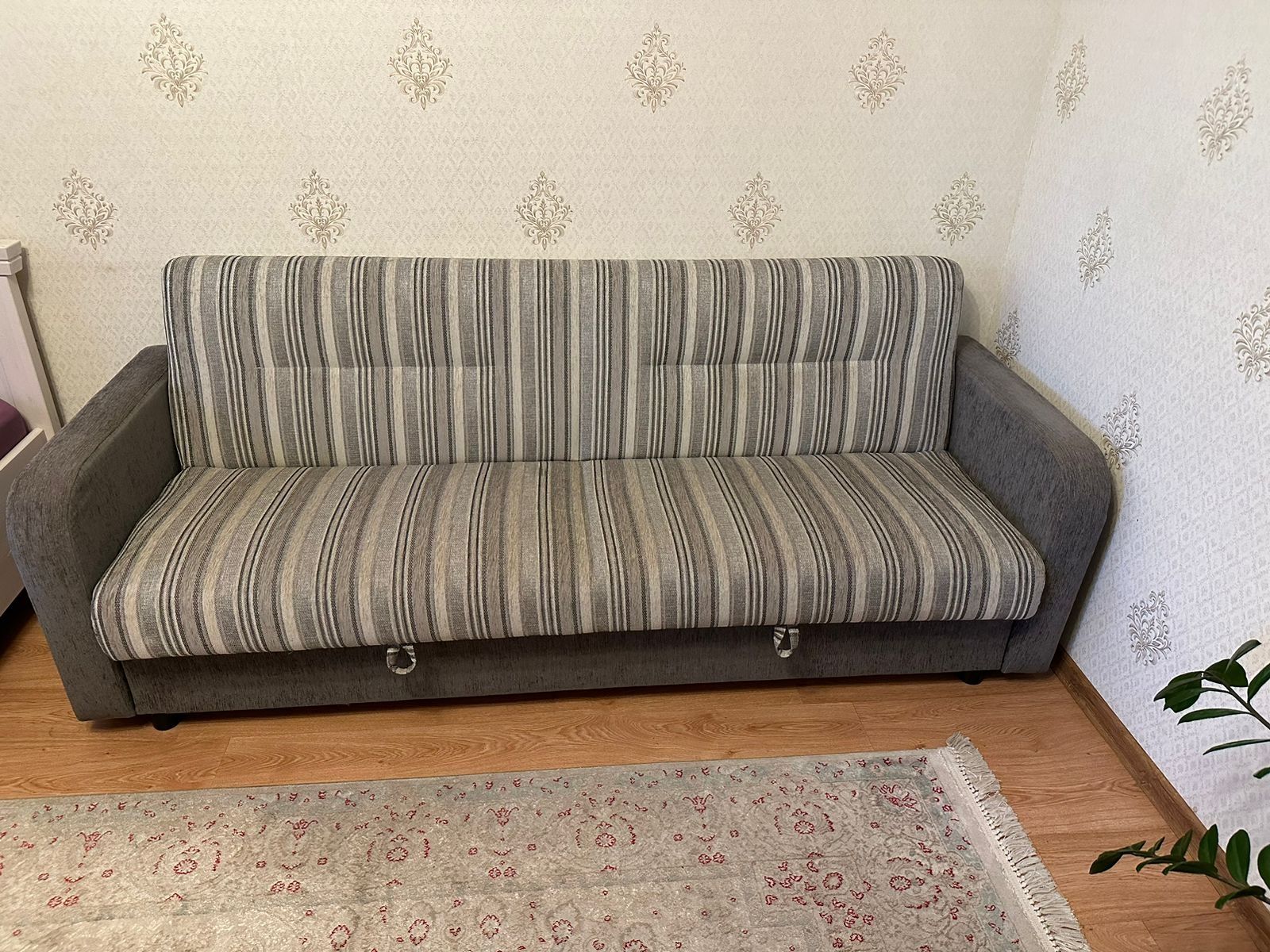 Срочно продается диван.