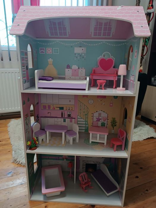 Къща за кукли на три етажа.