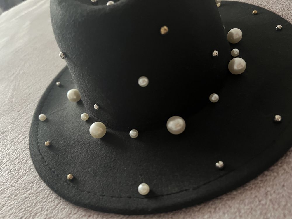 Vând pălărie cu perle