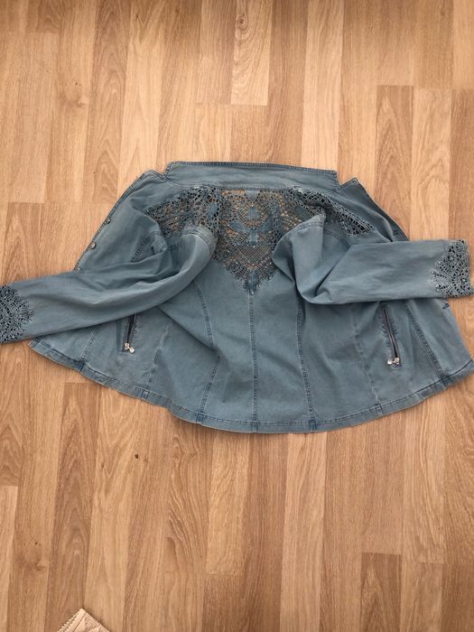 Geaca blugi mărime 42-44, cu model dantela din blugi