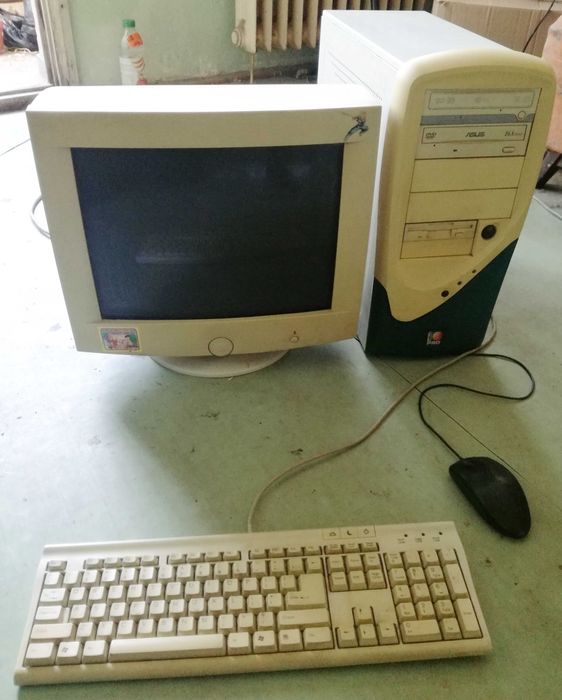 Calculator vintage din 2002 - pc desktop, monitor, tastatură și mouse