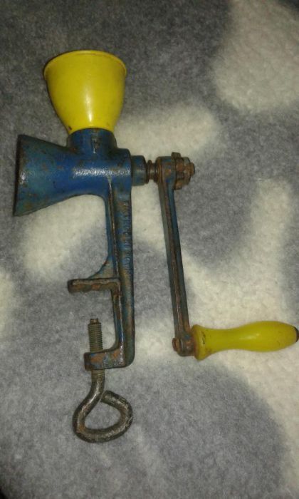 Машинка за мелене и точене,стар метър и машинка за подстригване