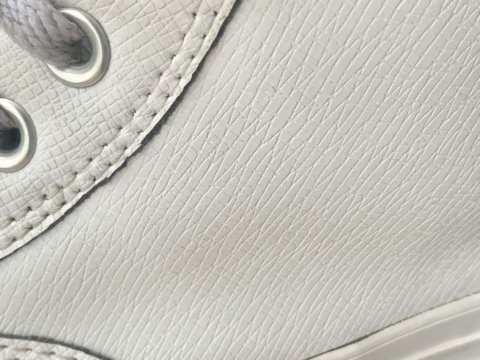 Бели, кожени кецове Converse