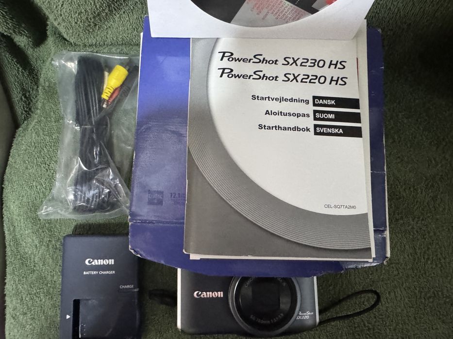 Canon PowerShot SX220 HS Digital Camera 14x Optical Zoom 12.1MP