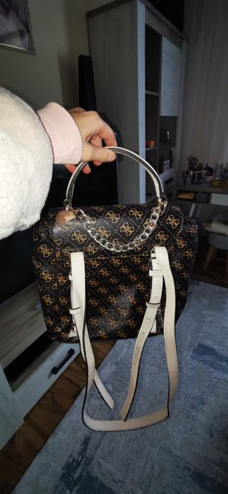 Geanta guess tip rucsac  pret 200 lei