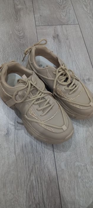Дамски спортни обувки