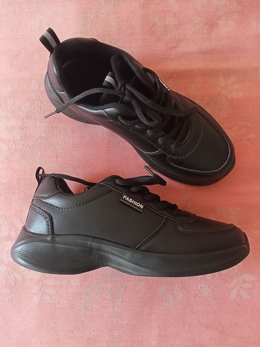 Нови дамски черни маратонки