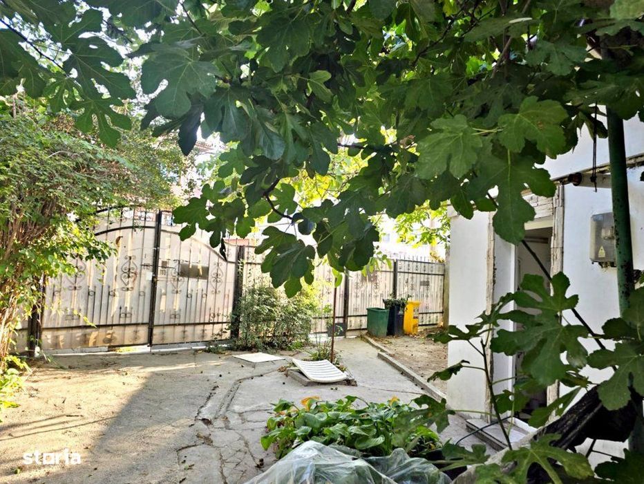 Trocadero - Casa de inchiriat – 3 camere, 80 mp utili, teren 400 mp