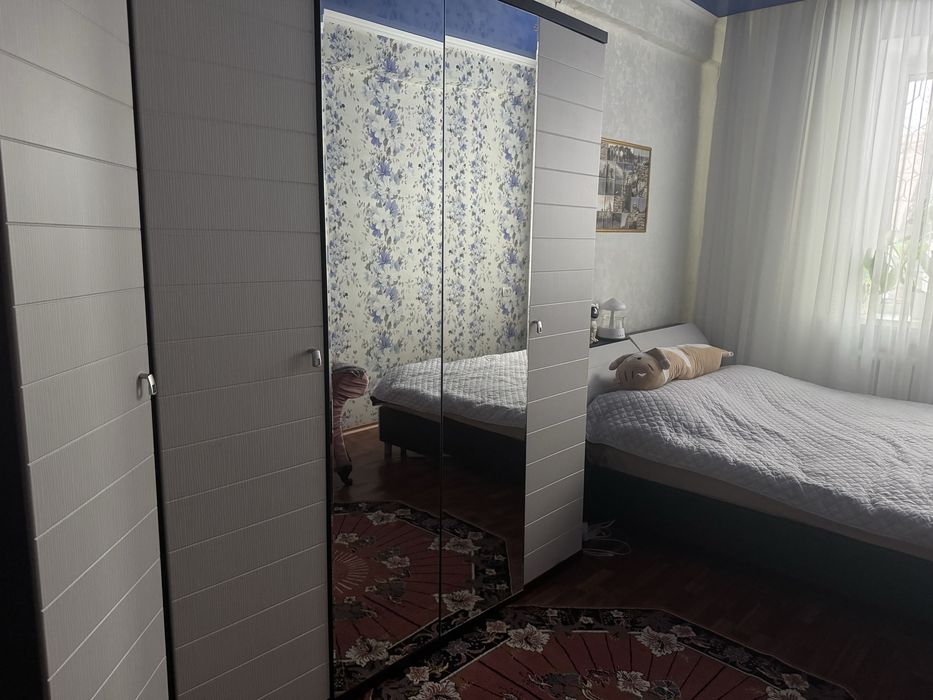 Кровать с матрасом двухспальный  и шкаф угловой