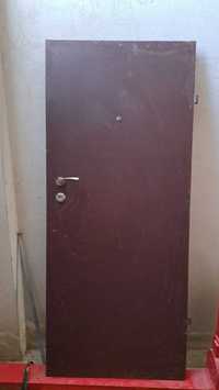 Продавам тежка метална врата с тристранно заключване