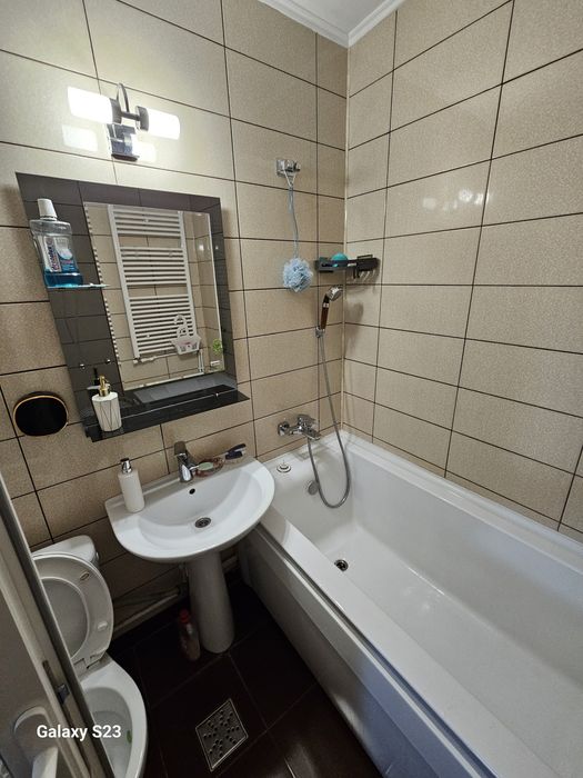 Închiriez apartament 3 camere cu Centrală Pe Gaz proprie