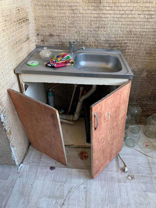 Eski mebel: shkaf, vanna, moyka, krovatlar