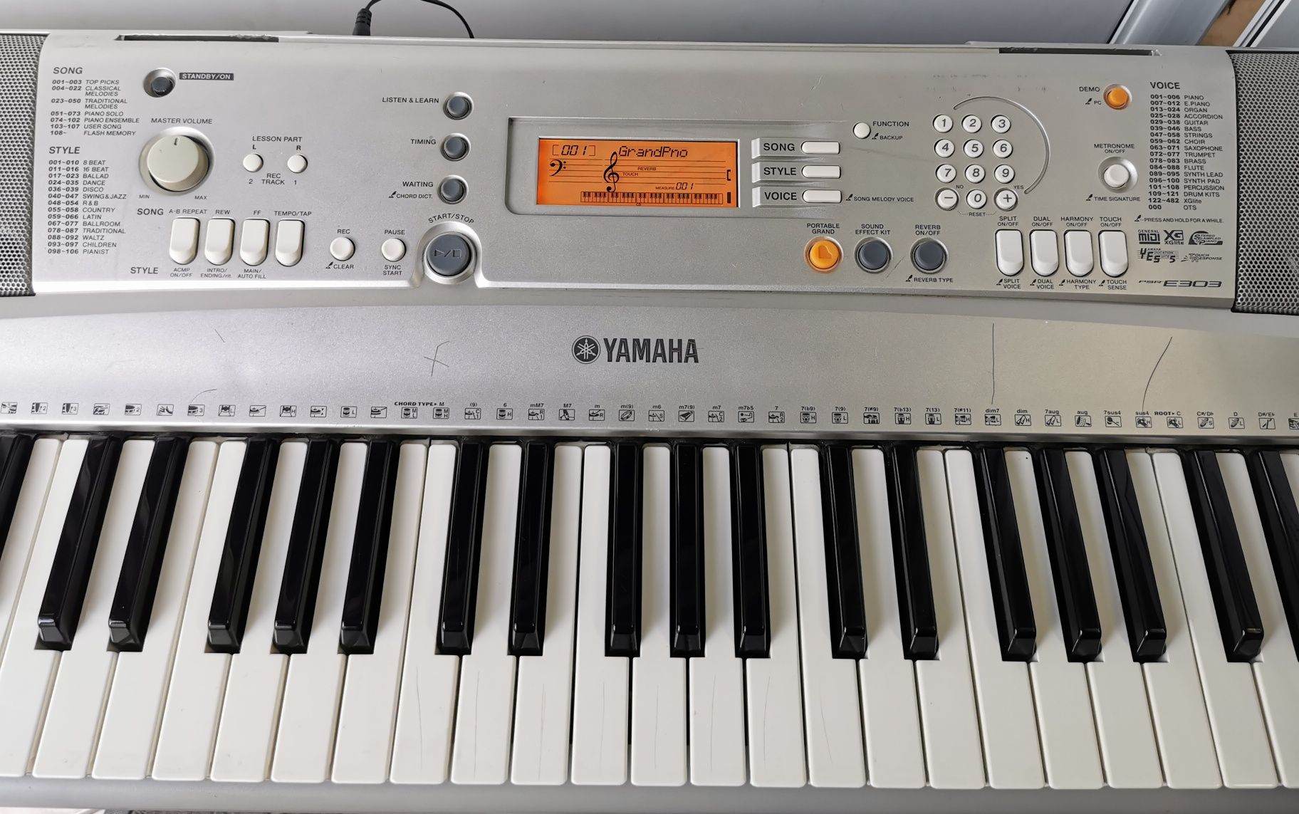 Електронен клавир синтезатор  YAMAHA PORTATONE PSR-E303