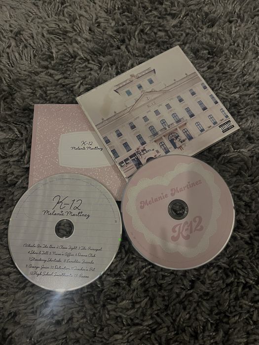 Диск на Melanie Martinez