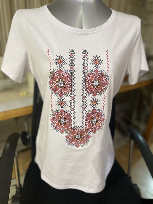 Тениски с бродирани шивици