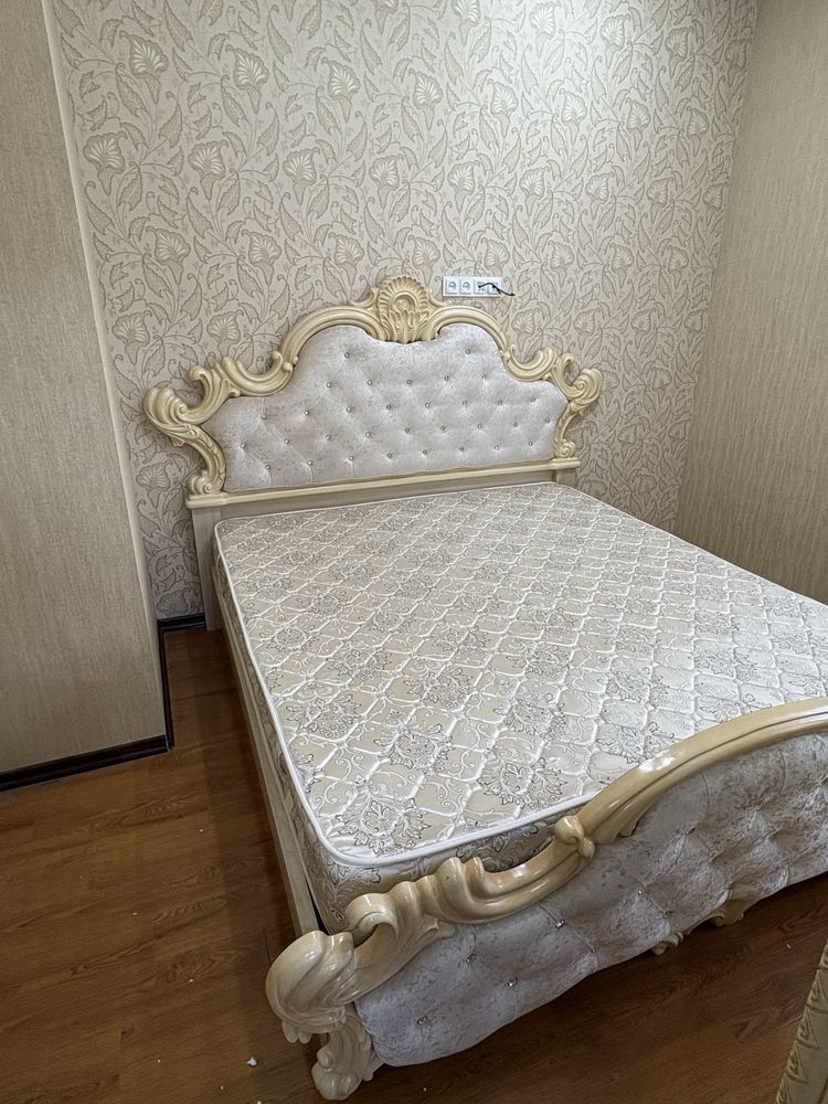 Б/у кровать, шкаф, трюмо, горка