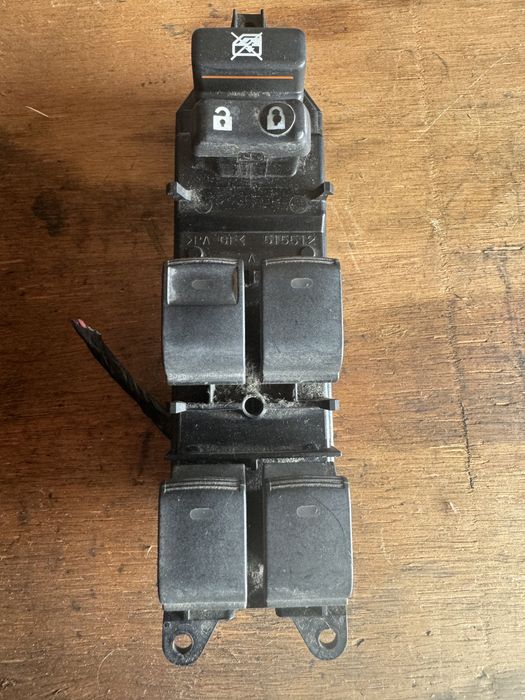 Кнопки стеклоподъемника на Toyota Camry, Land Cruiser, Prado