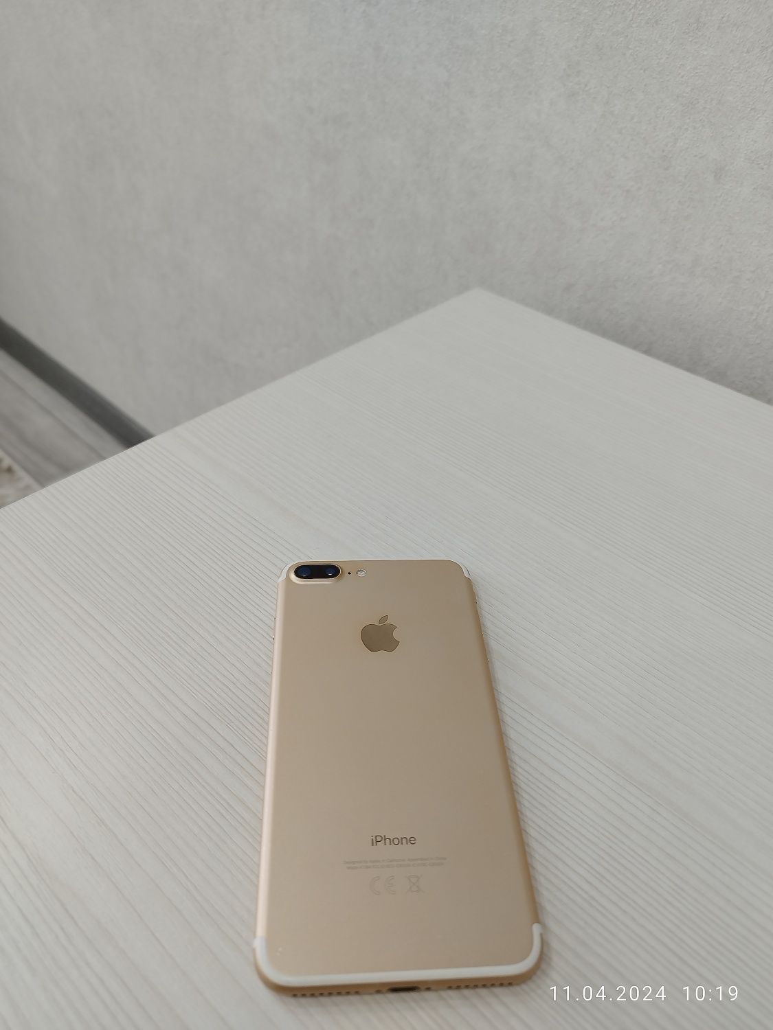Продам iPhone 7+ gold