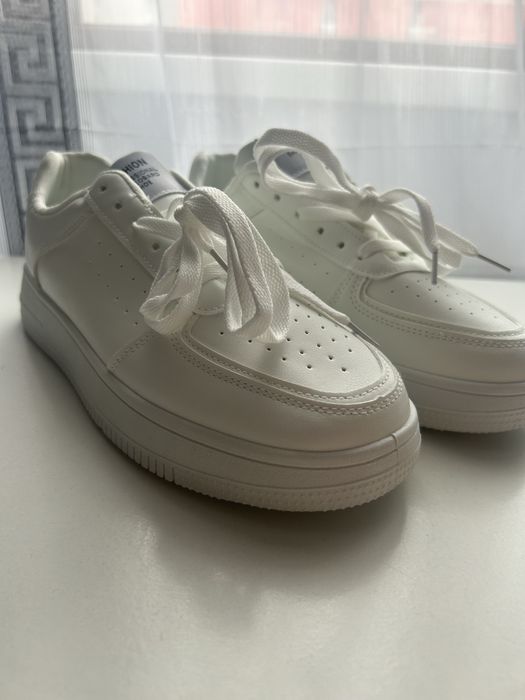 Vand urgent adidasi albi marimea 44